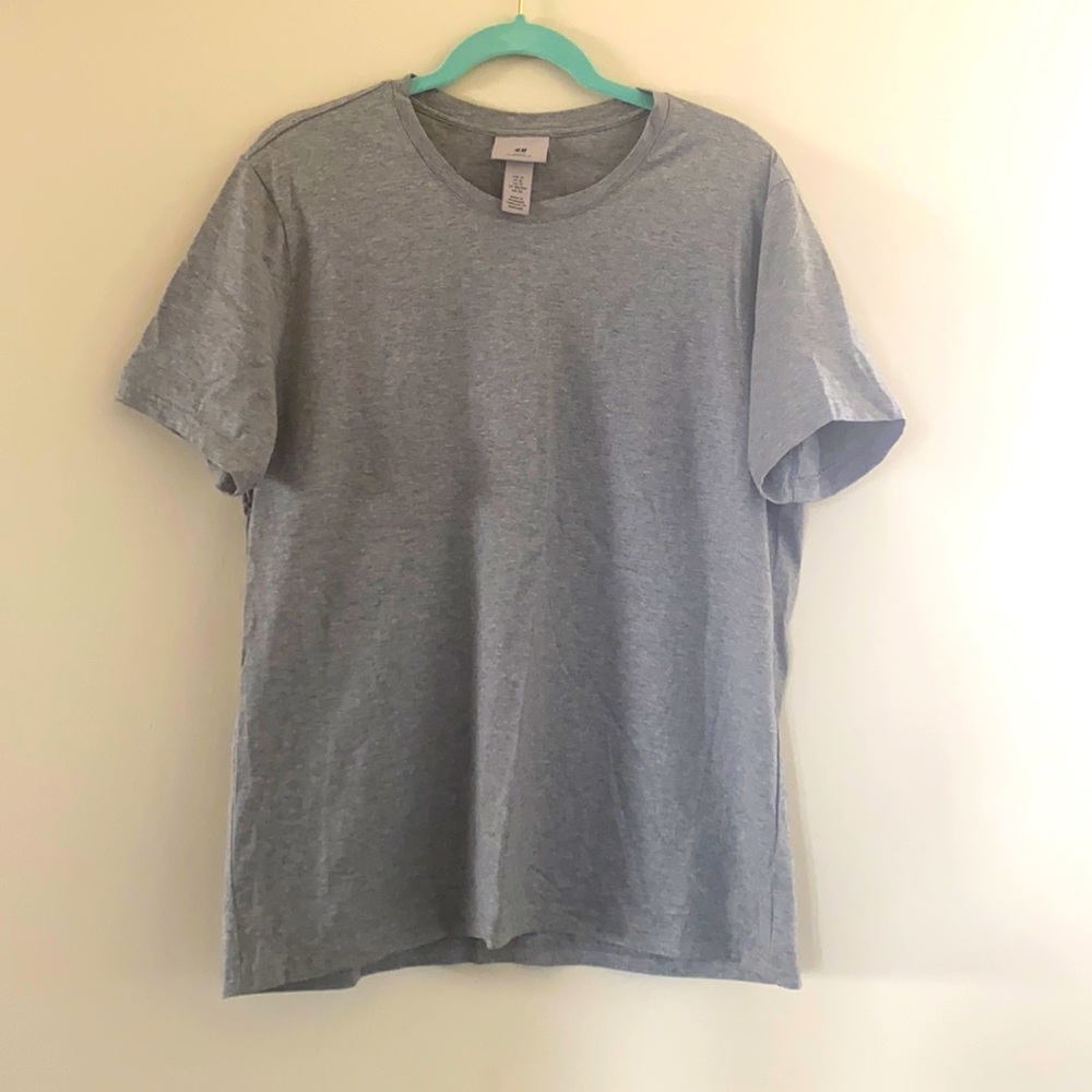 In great condition men’s H&M slim fit gray t-shirt.